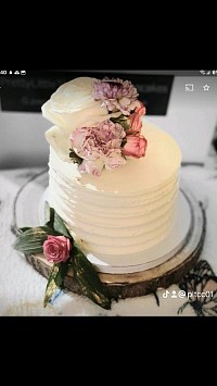 6 in white wedding cake